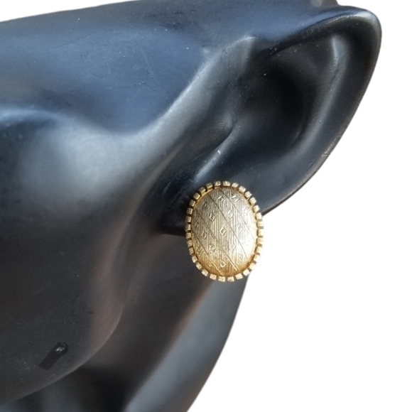 VINTAGE MID CENTURY MODERN HIGH QUALITY CUSHION STYLE GOLDTONE CLIP ON EARRINGS - Picture 4 of 5